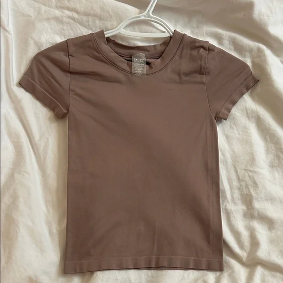 Aritzia Sunday Best Sinch Seamless tshirt - Picture 1 of 1